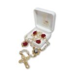 Terço de Pérola Dourado c/ Pai Nosso c/ Rosas vermelhas, 8mm