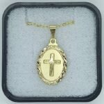 Fio c/ Medalha Oval 17MM diamantada c/ Cruz Raiada Folheado Dourado - Image 2