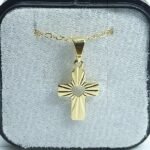 Fio c/Medalha Diamantada Cruz 15MM Coração Recortado Folheado Dourado - Image 2