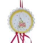 Moldura fechada em MDF c/Nossa Senhora de Fátima, pintada à mão, 16cm