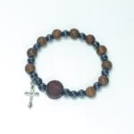 Pulseira de Madeira Sandalo 8MM c/ Bola Hematite 6MM c/ Medalha Cruz