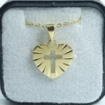 Fio c/Medalha Diamantada Coração 15MM Cruz Recortada Folheado Dourado - Image 2