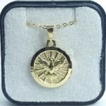 Fio c/Medalha Diamantada Redonda 18MM fundo Raiado c/ Espirito Santo Folheado Dourado - Image 2