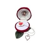 Fio formato coração em caixa de veludo formato rosa - Santo Cristo