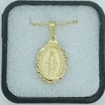 Fio c/ Medalha Diamantada Oval 18MM Latão Nossa Sra das Graças(Milagrosa) Ouro - Image 2