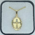 Fio c/ Medalha Diamantada Oval 18MM c/ Fundo e Cruz Recortada Folheado Dourado - Image 2
