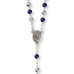 Terço pérola com rosas alpaque- cruz esmaltada - Image 19