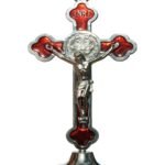 Cruz de metal São Bento com pé - Vermelho