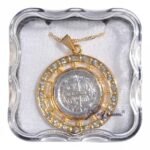 Fio - Medalha de São Bento, c/cristais strass - 3,2 cmFolheada a ouro e prata