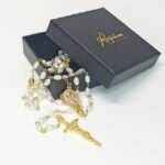 Terço de Pérola Oval 5/7 c/ Pai Nosso Dourado