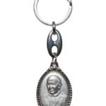 Porta-Chaves em metal oval com Papa Francisco e Miserico