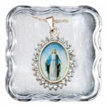 Medalha colorida oval c/ Strass