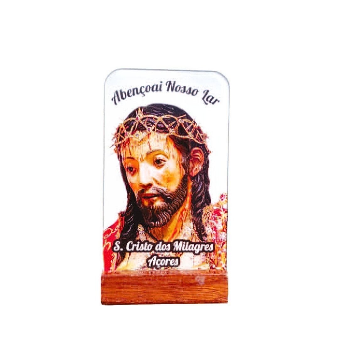3812202973_A106_Santo_Cristo.jpg Placa em Acrílico c/ base em Madeira c/ Santo Cristo, 9.5cmx5.5cm - Image 1